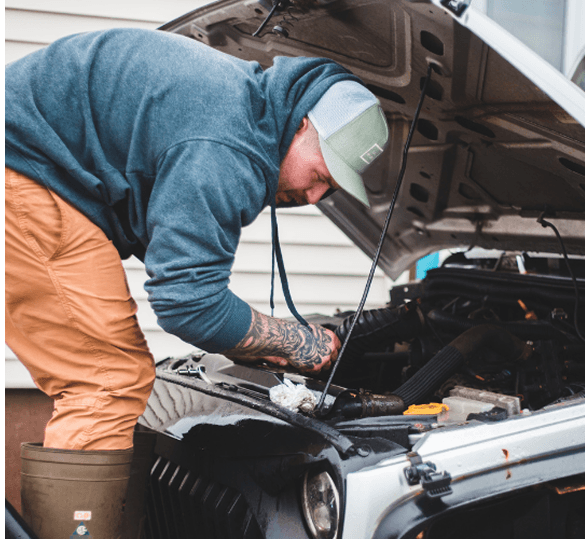 Mécanicien travaillant sur un véhicule